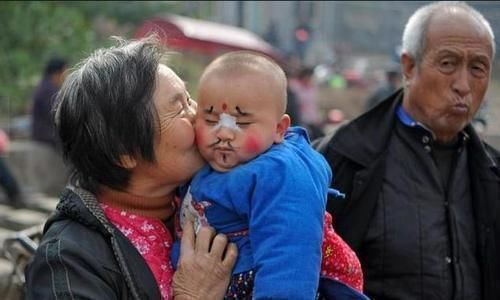 街坊|孩子越长越像爷爷,宝爸偷偷做鉴定,看到结果宝爸乐了,家庭没了