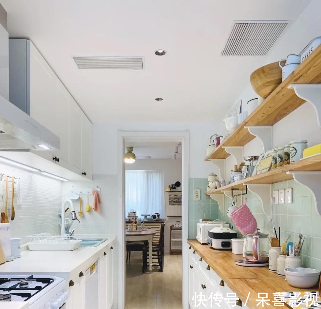 护墙板|参观了这个家,才明白什么叫高雅,全屋大白墙,竞没有一丝的俗气