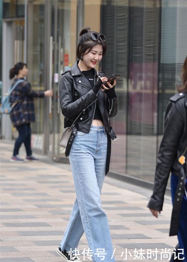 位美女选择|宽松的牛仔裤配上显瘦的效果, 修身的牛仔裤展现身材曲线, 你喜欢哪一种