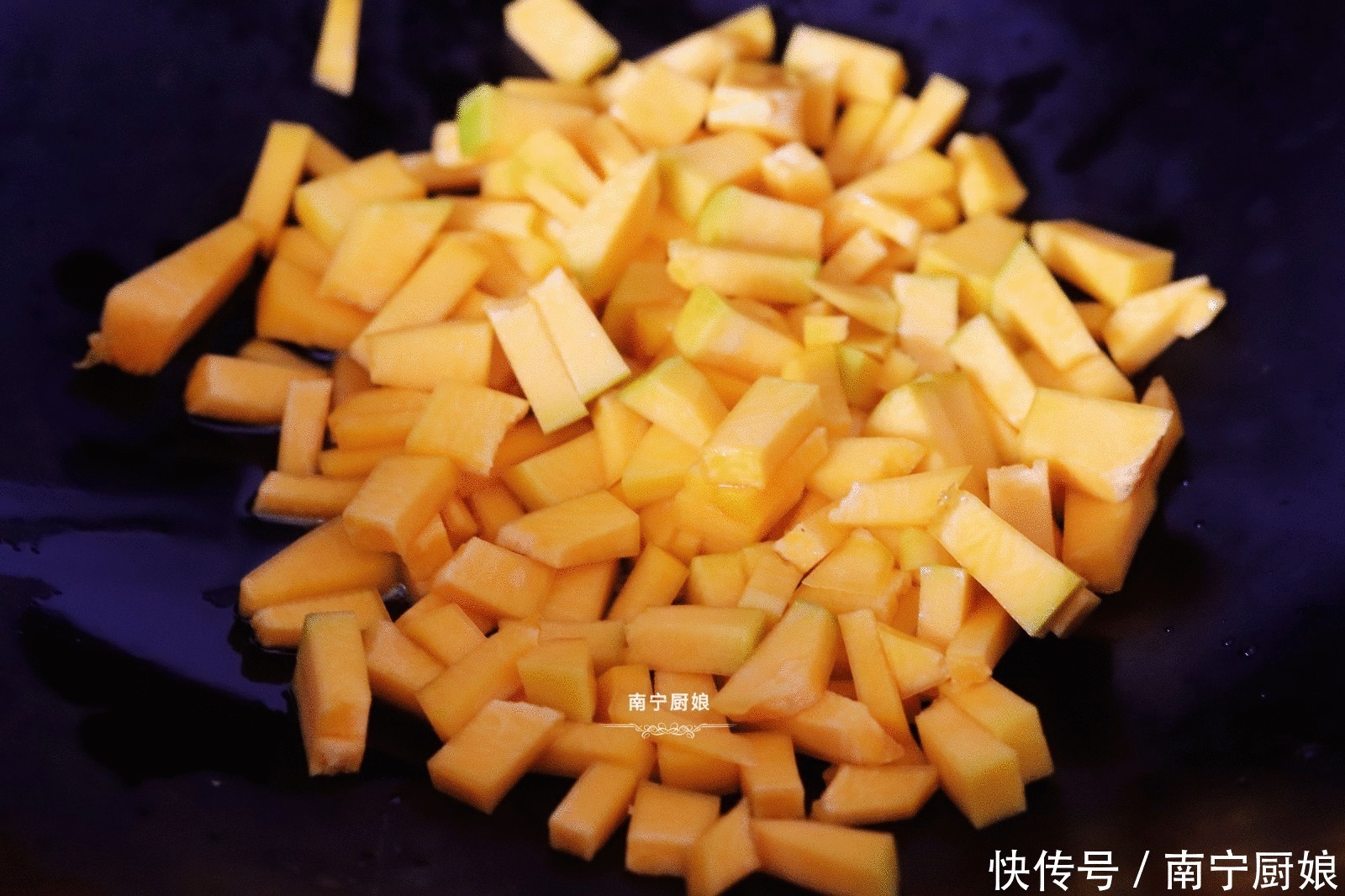 分钟|南瓜别再做南瓜饼了,教你最新做法,好吃又营养,10分钟就出锅