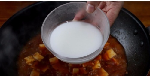 教你麻婆豆腐的家常做法,色泽红亮,豆腐嫩滑不碎,配米饭太香了