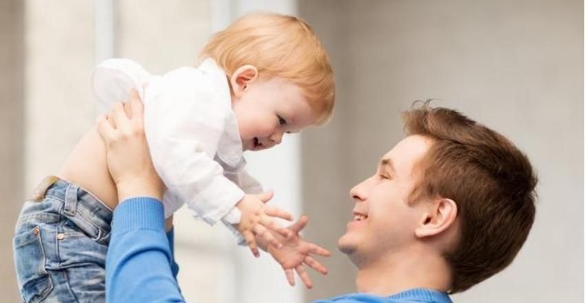 入睡|宝宝频繁夜醒?培养宝宝一个能力很关键,父母学会了孩子睡整夜