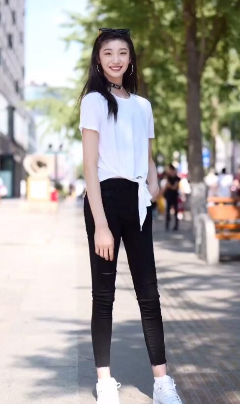 街拍：轻装出行的美女，身材气质真的无话可说