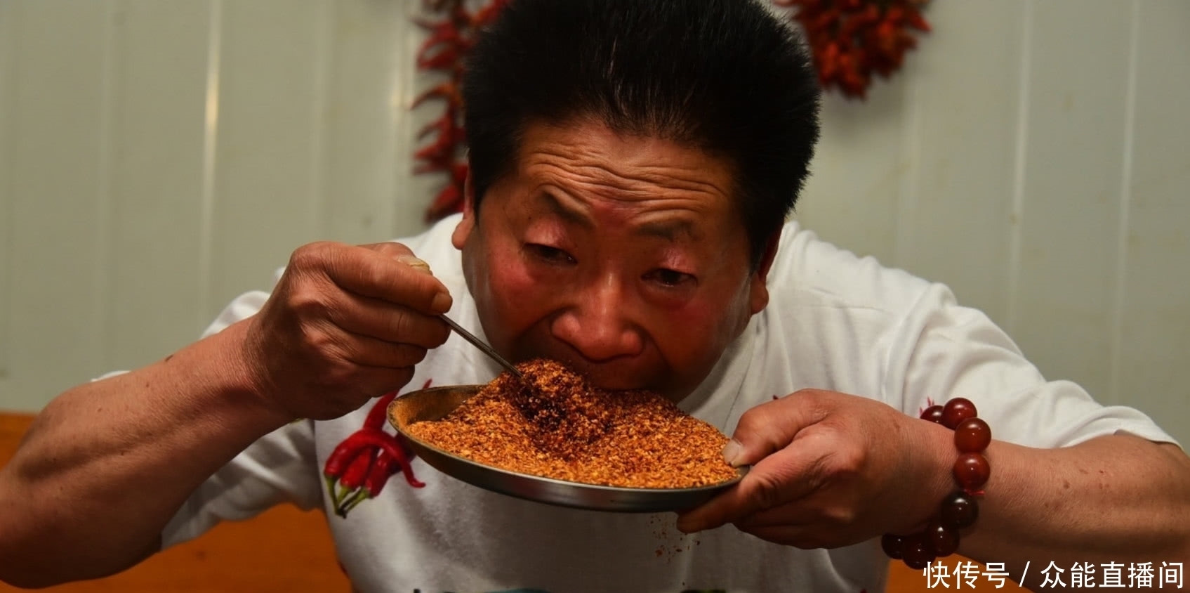 奇闻:国内最能吃辣的人,能将辣椒当饭吃,地里的辣椒无人敢偷