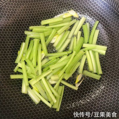 朋友一来就做芹菜炒土豆丝，吃得皆大欢喜好回家