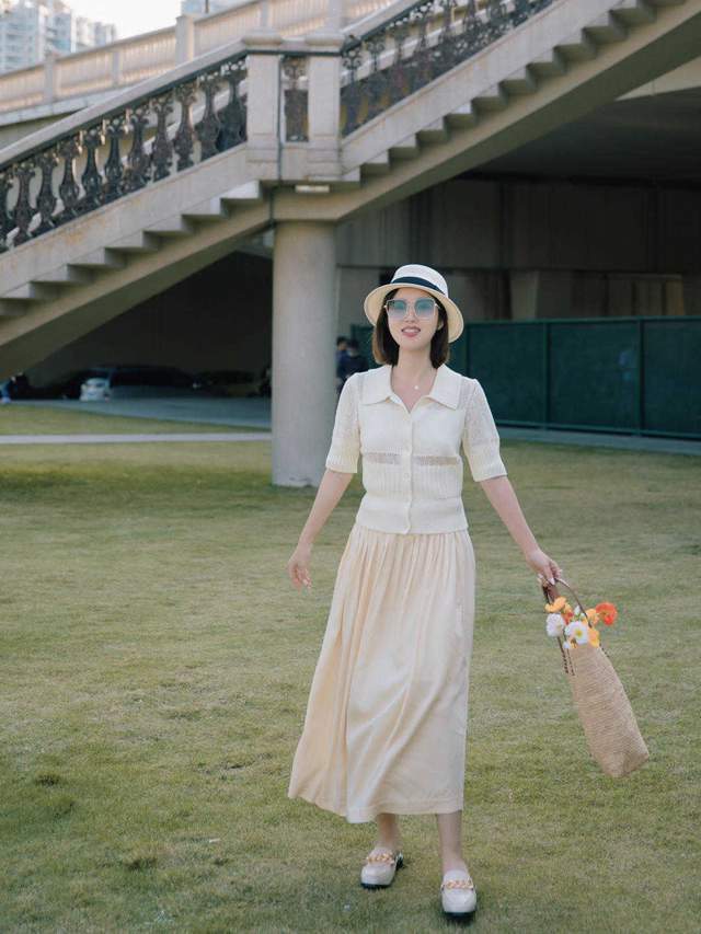 针织衫|梨形身材和微胖女孩最关心的搭配来了，针织衫配半身裙，显瘦显高