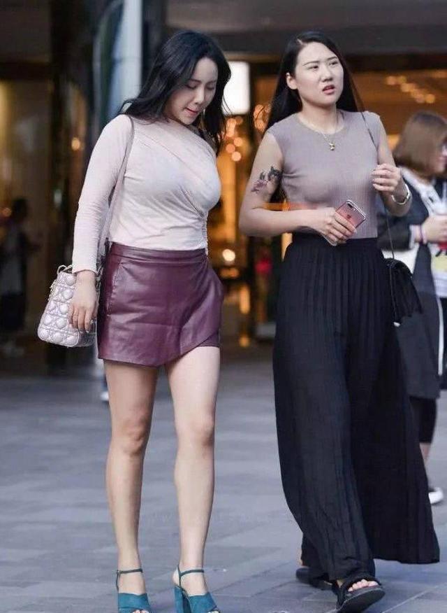 街拍闺密一起穿裙子出门逛街,这样的配色好吸睛
