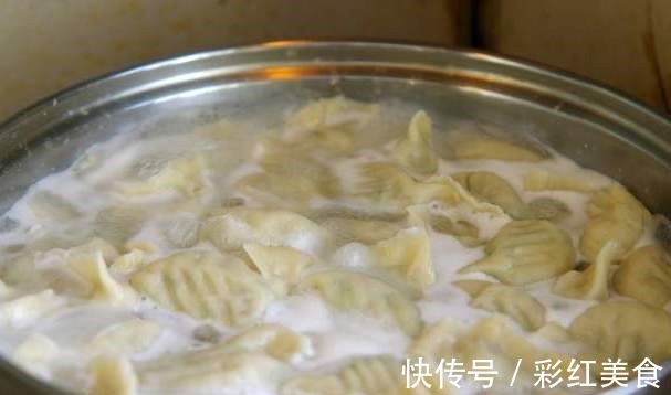 饺子皮|煮冻饺子，不要再开水下锅了，牢记3个窍门，饺子鲜香不破皮