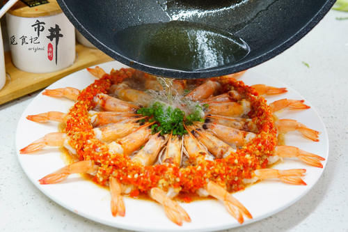 吉祥|年夜饭的压轴菜,上锅蒸一蒸,“富贵大虾”端上桌,火红吉祥