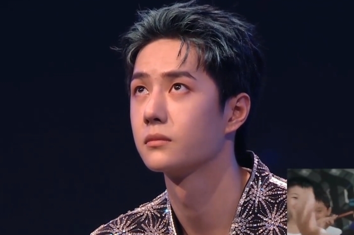 街舞总决赛花絮,王一博跟小朋友握手后,身后小男孩的表情太真实