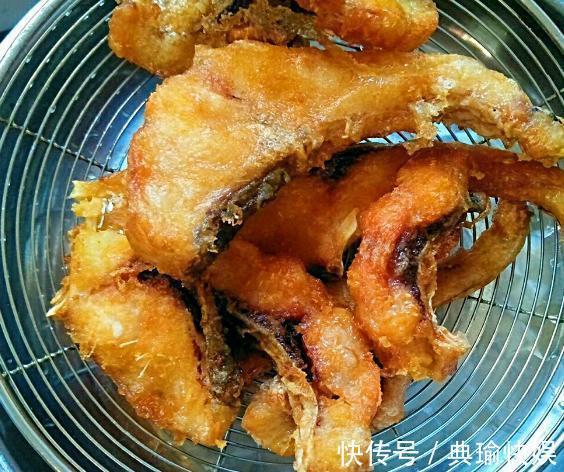 炸鱼块时,裹面粉还是淀粉很多人没用对,难怪吃着不酥脆还吸油
