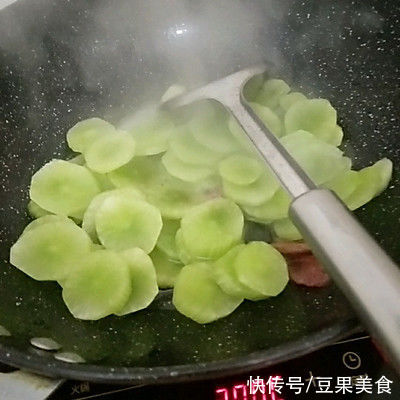 莴笋炒腊肠|大厨教我的莴笋炒腊肠的做法，果然好吃到没朋友