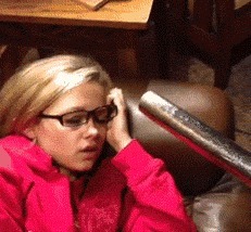 |搞笑GIF:美女是梦到什么了?谁知道劲什么大,晚上跪榴莲吧