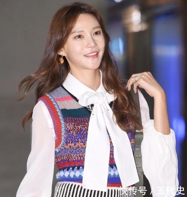 讲究的女人真会穿，用''马甲''混搭叠穿，拯救春天换季乱穿衣的尴尬