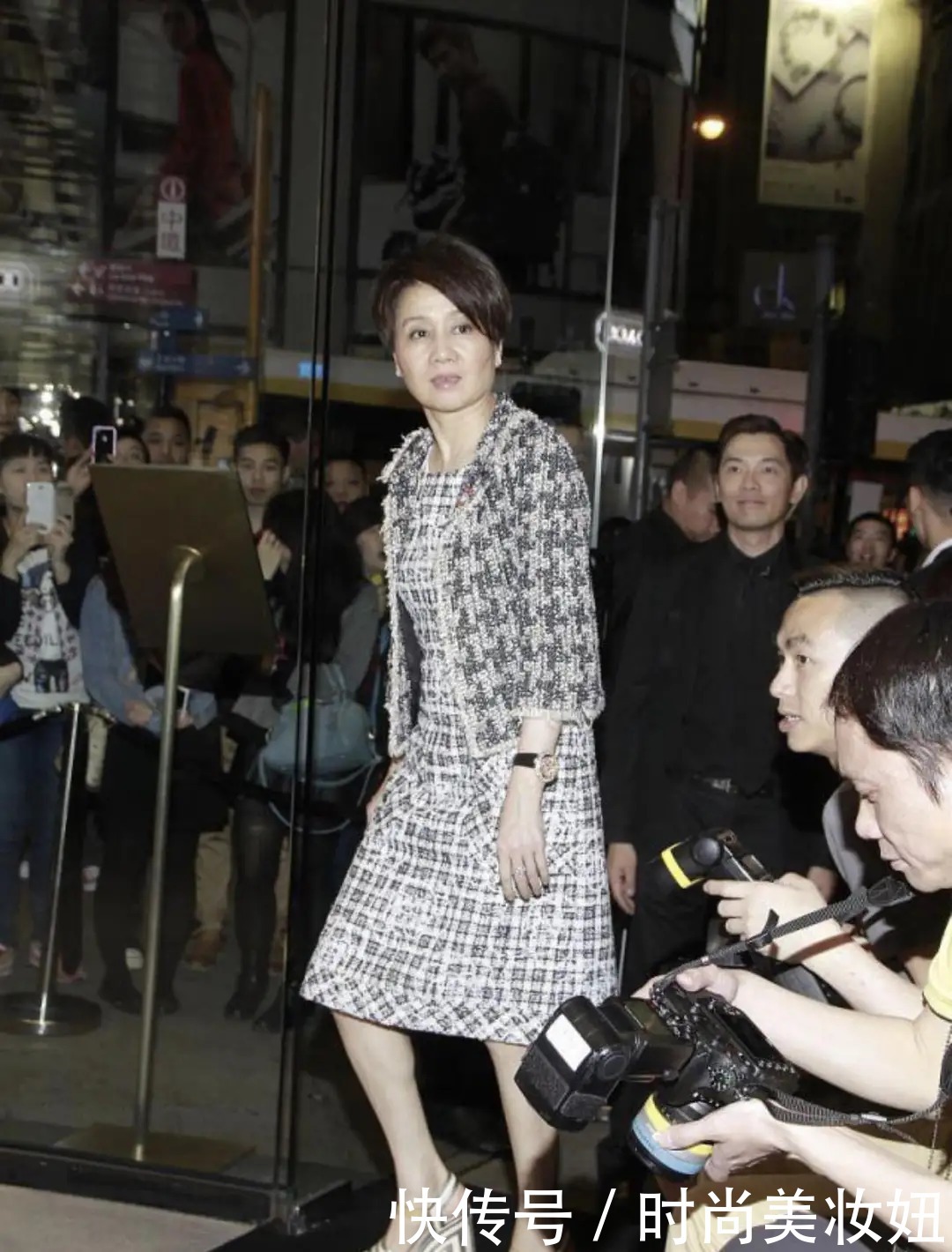 赌王“四太”真没豪门架子,穿杏色针织衫配小脚裤,仍穿出贵妇范