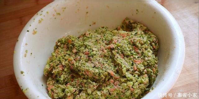 西兰花我家从不炒着吃,配上2两虾,咸鲜可口,每次米饭不够吃