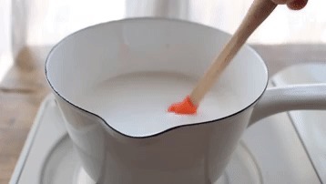 奶油焦糖布丁，1袋牛奶和少许糖，锅里简单一煮就成功