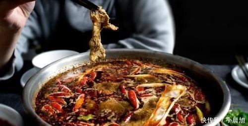 在外吃火锅, 服务员问“你是否需要加汤”是给你暗示, 你懂了吗?