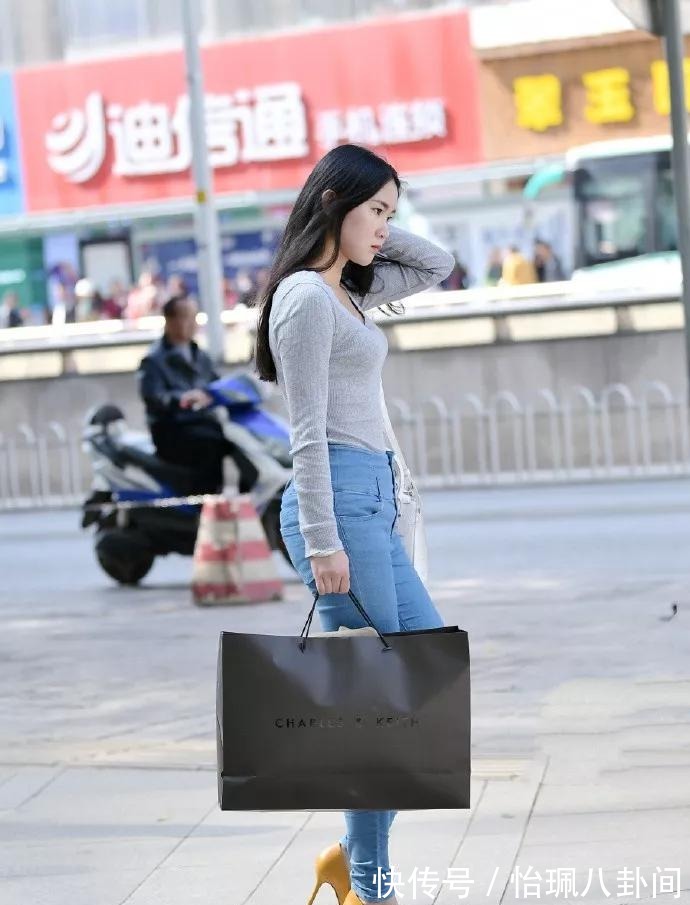 穿搭|小姐姐一头微卷长发,把墨镜戴在头上,打造一种休闲气息