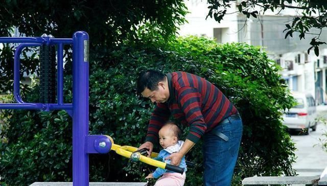 爸爸|强大的爸爸不一定有钱,但会送儿子三句话,相当于给娃“塞钱”