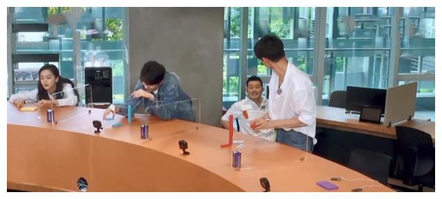 蔡徐坤被电的手抖时，沙子爹只顾说风凉话，白鹿最贴心