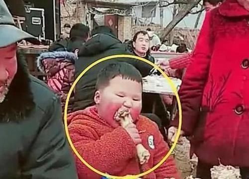 黑名单|奶奶带孙子吃宴席,结束后却遭全村人拉黑:孩子教好了再带出来