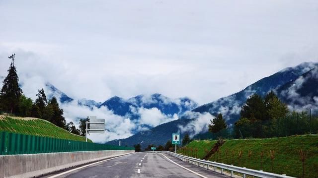 中年|国内最美的自驾游路线，耗资百亿修建高速公路，却连收费站都没有