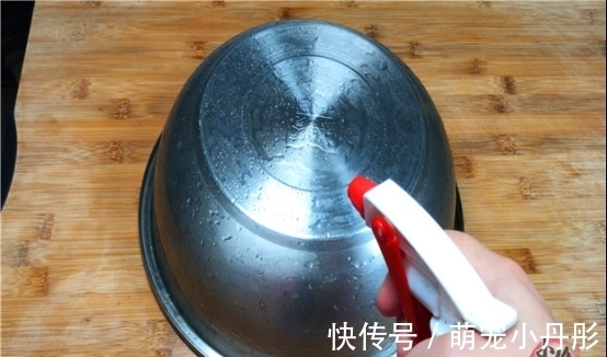 白醋倒入手心搓一搓,用途花钱都难买,不知道亏大了,学到赚到?