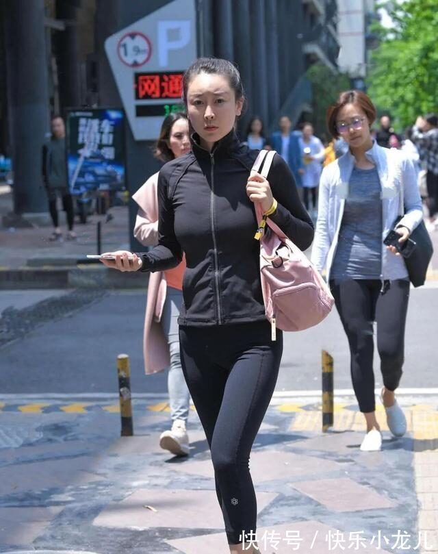 小姐姐 亮色上衣搭配打底裤,弱化局部细节,时尚且实用