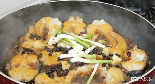 爱吃鱼?试试客家一道草鱼做法,简单又好吃,3斤出锅吃完想舔盘