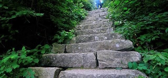 我国最野的山，险峻程度堪比华山，还用一吨铁打造山顶寺庙！