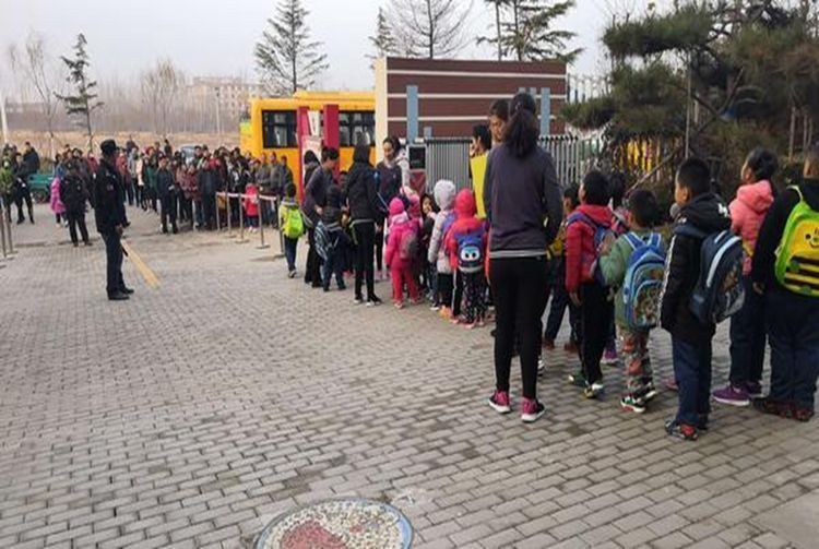 幼儿园老师|幼儿园放学,家长的三种接娃方式,不光老师讨厌,对孩子危害极大