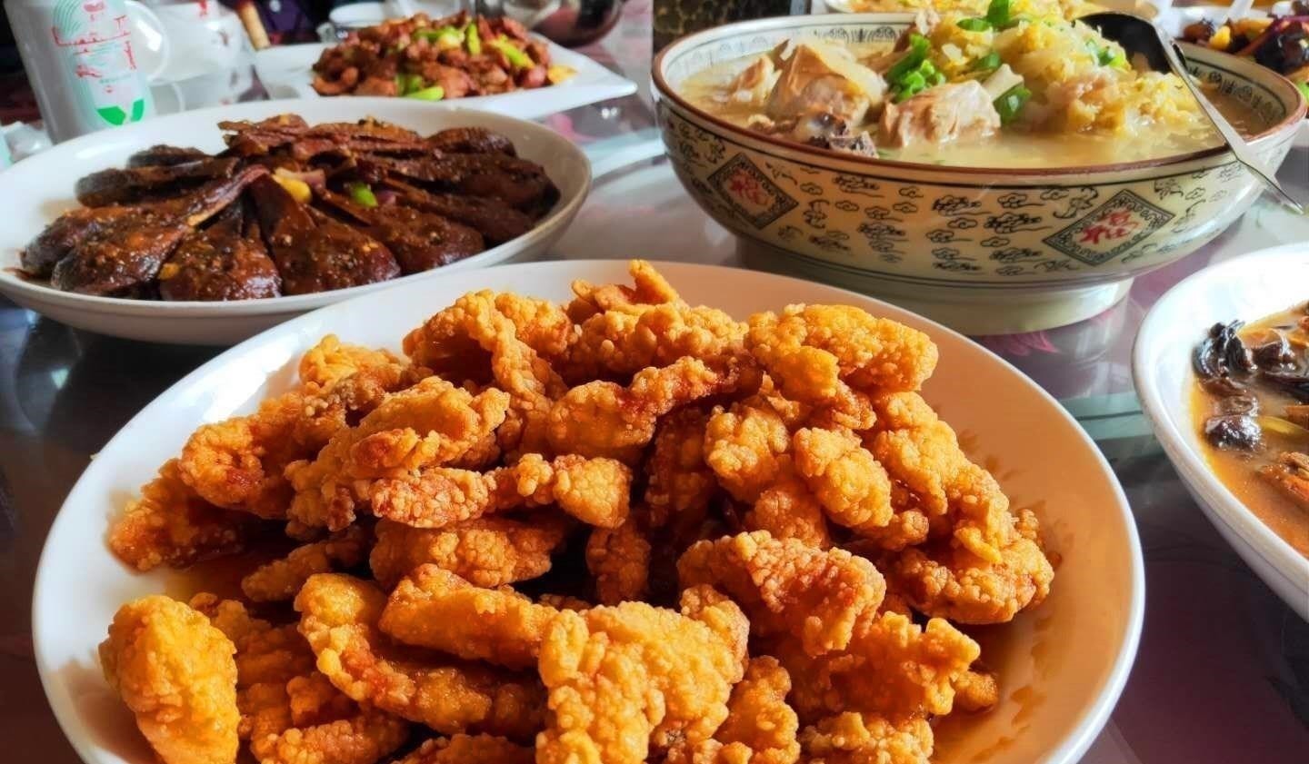 假期，请南方同学吃饭，10个人8道菜，同学北方菜都这么硬吗