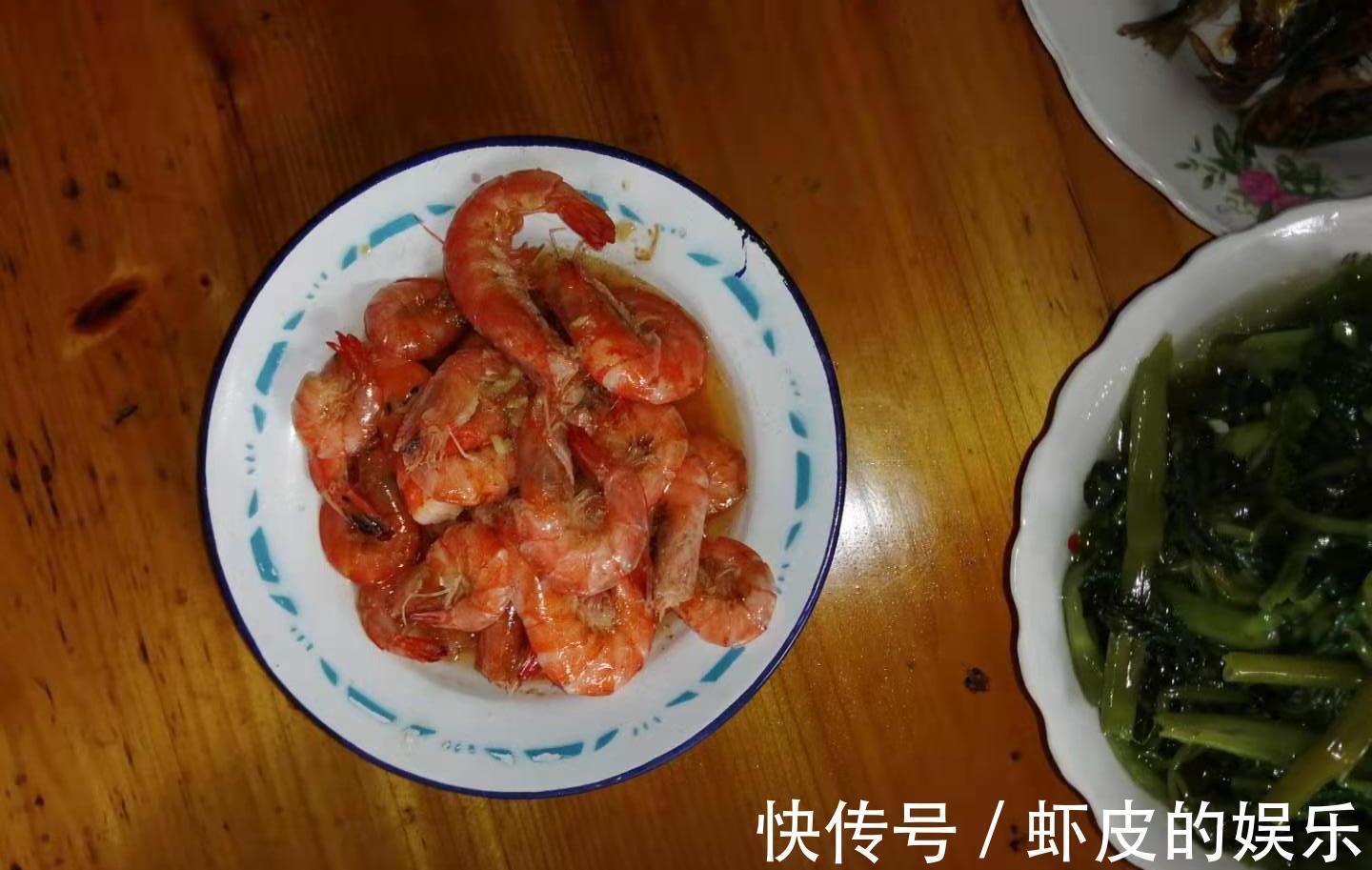 民工餐不讲究丰盛,但求“管饱”,荤素混搭啤酒管够