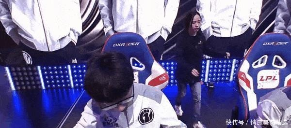 RNG|UZI没有的待遇，RNG女裁判却献给了JKL，网友干得漂亮