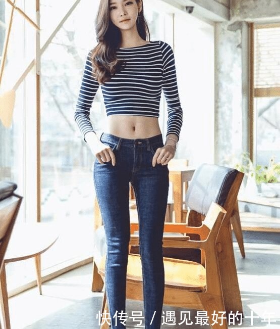 紧身牛仔裤，勾勒出玲珑曲线，很招人喜欢！