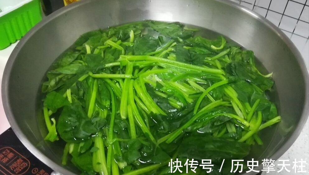 炒青菜|不管炒什么绿叶菜,切忌直接下锅,分享2个窍门,青菜翠绿不出水