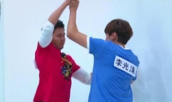 剧本|被电视骗了,原来“撕名牌”这么拍出来的,难怪赵丽颖说都是剧本