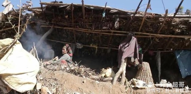 探访|尼泊尔山区穷人们的生活,中国小伙带着羊肉干探访,全家高兴吃肉