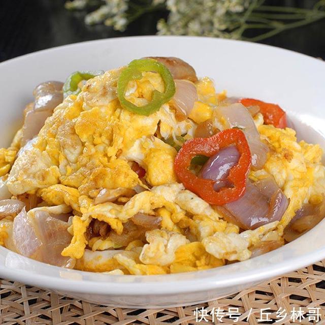 洋葱最近火了,加几个鸡蛋,没想到这么美味,比吃红烧肉还香