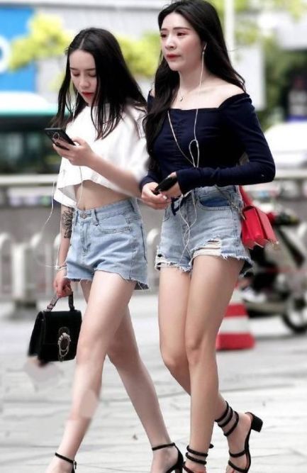 街拍:气质优雅的辣妈,一条迷人的长裙,尽显成熟女人味!