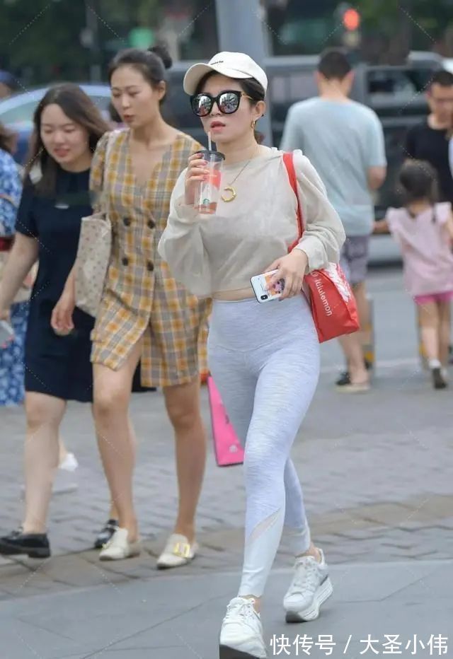 马甲 美女街拍:简约打底裤穿起来气质优雅高贵,款式时尚,舒适简约