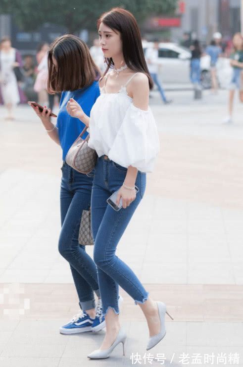 紧身牛仔裤|街拍美女:小姐姐一身白色上衣,搭配紧身牛仔裤,轻熟气息挡不住