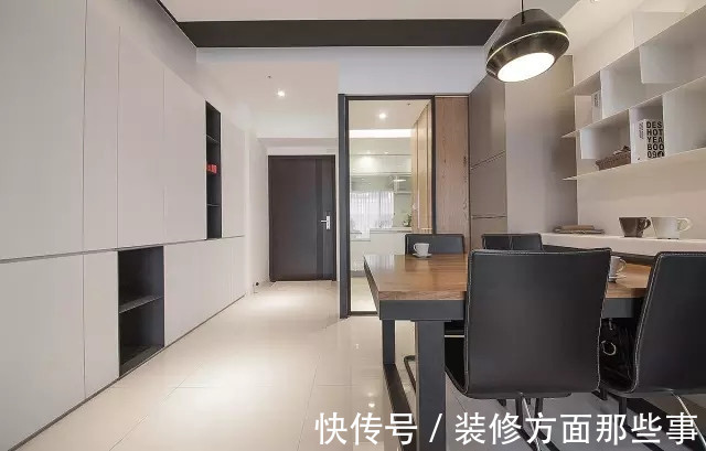 玄关|115平现代风二居室,玄关柜子墙收纳性超强