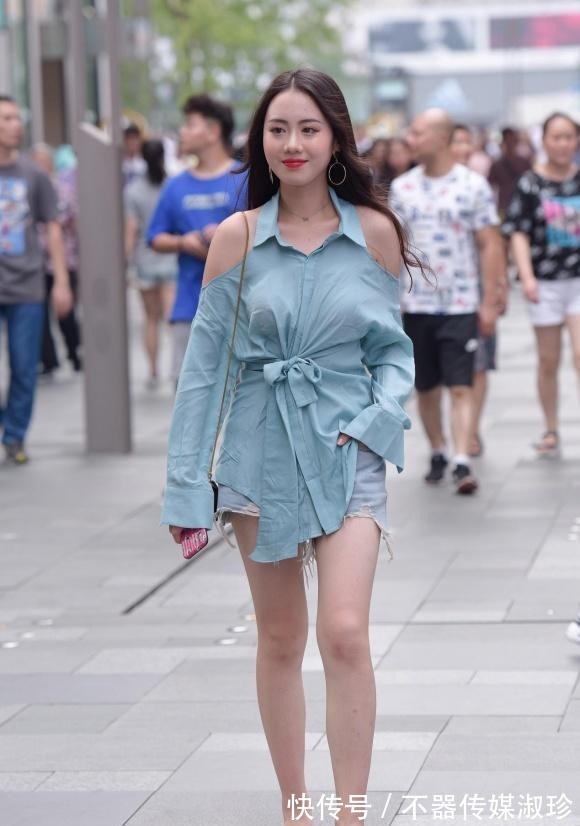 搭配|美女就是会穿搭，衬衫穿出露肩的风格，修身显瘦又显魅力