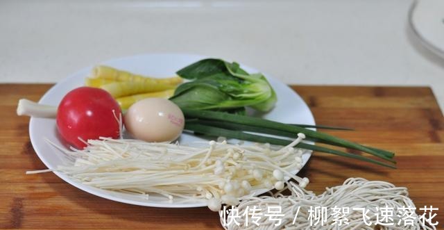 一碗好吃的番茄鲜笋汤面,做法是如此的简单,口味却鲜美!