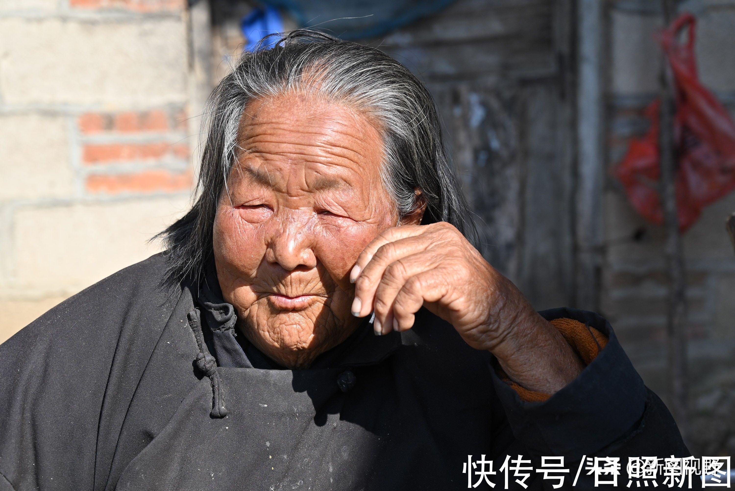 长寿|100岁奶奶,饭前习惯特殊,至今满头黑发,看长寿秘诀是啥