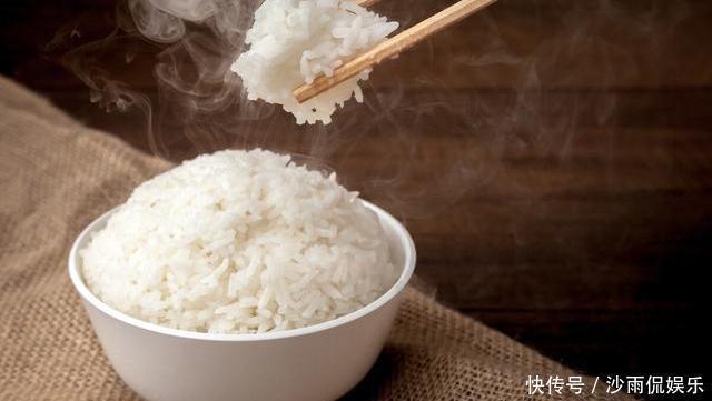 蒸米饭时,只加清水就错了,教你1招,粒粒分明又松软,特别香