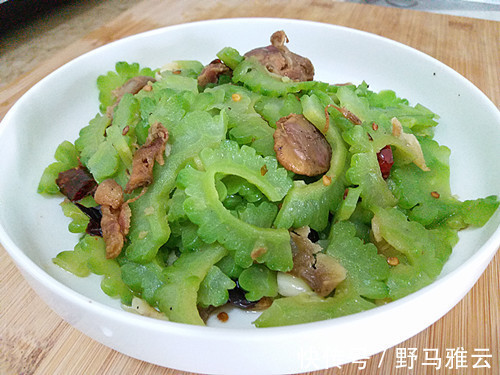 苦瓜新花样吃法,和此物一炒,才上桌全家抢着吃,比苦瓜炒鸡蛋香
