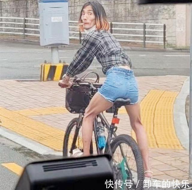 |搞笑图片:大爷的风姿你永远不懂,从后面看美极了